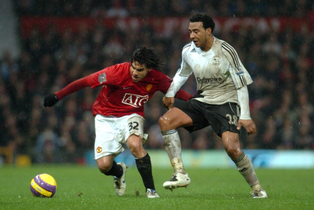 Manchester United's Carlos Tevez (l) vie